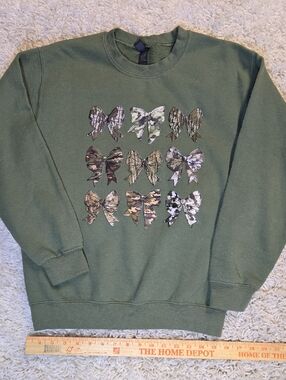 Gildan Olive Green Crewneck Sweatshirt with Camo Bow Grid 1124